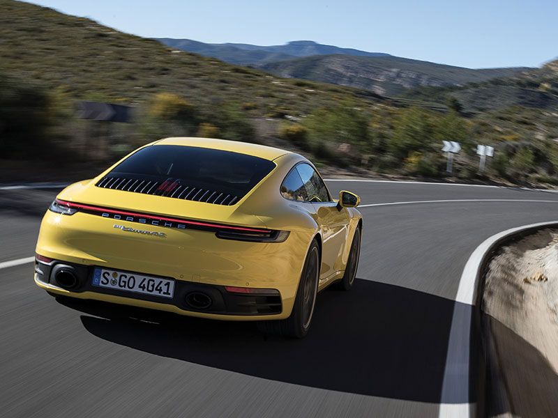 سيارة Porsche 911 Carrera S تجوب طريقا إسبانيا جبليا متعرجا