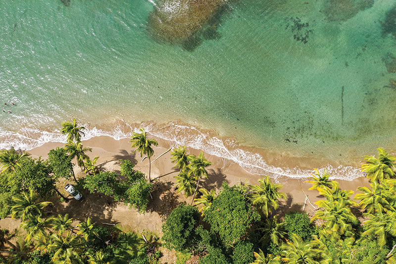 شاطئ باتيبو بيتش، تحوطه مظلة من أشجار جوز الهند، يلقى رواجا لممارسة رياضة السباحة والغطس.