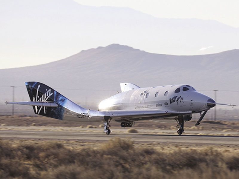 الطائرة الفضائية VSS Unity تحط في موهافي بعد أول بعثة فضائية لها.