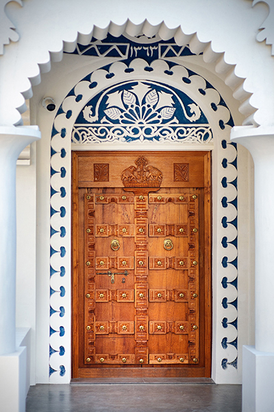 يشكل باب الفيل المصنوع من الخشب القديم عنصرا أصيلاً في بيت إبراهيم المدفع، ويحجب خلفه المكتبة والمتحف.