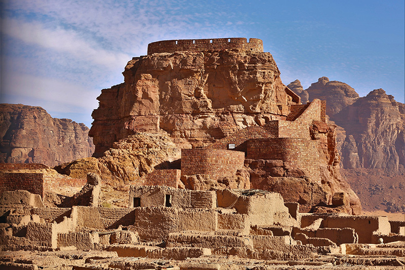 ترتفع قلعة العلا، التي عرفت لاحقا بقلعة موسى بن نصير، في أعلى الجبل في هيئة سور يشرف على البلدة التراثية.
