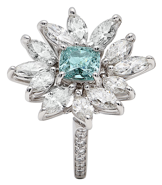 خاتم La Fleur Bleue، تأتلف بذهبه ألماسات بيضاء يتوزّع ضياؤها حول حجر من الألماس الأزرق المائل إلى الخضرة بالقطع المربع.