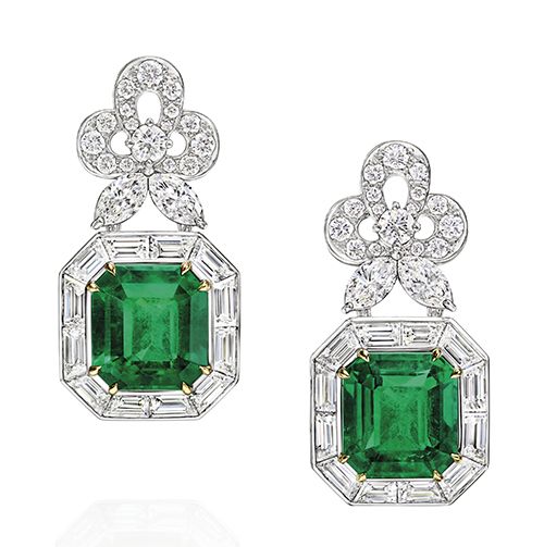 قرطا أذنين 718 Emerald Vitrine، مشغولان من البلاتين والذهب الأصفر، يزهوان بضياء 60 ألماسة مختلفة القطع ووهج حجرين من زمرد كولومبيا.