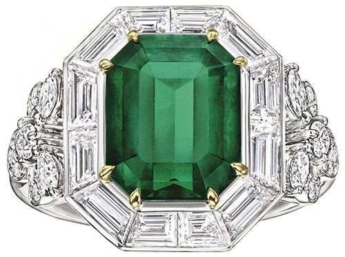 خاتم 718 Emerald Vitrine، مشغول من البلاتين والذهب الأصفر ومرصع ببريق 48 ألماسة مختلفة القطع. يتوج مركز الخاتم حجر من زمرد كولومبيا يزن 4.60 قيراط.