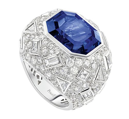 خاتم Blue Ice، مشغول من الذهب الأبيض، رُصع في مركزه بحجر ياقوتي أزرق من سريلانكا بالقطع الزمردي، زنته16.01 قيراط.