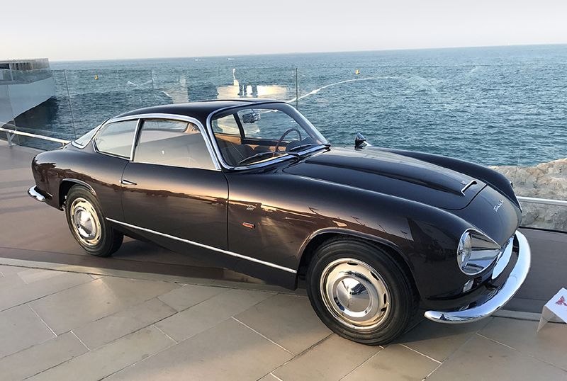 تربعت على عرش أفضل المركبات الكلاسيكية سيارة لانسيا فلامينيا من عام 1965 التي تكرّس بخطوطها التصميمية بالغة الأناقة إرث المصمم الإيطالي الشهير زاغاتو.