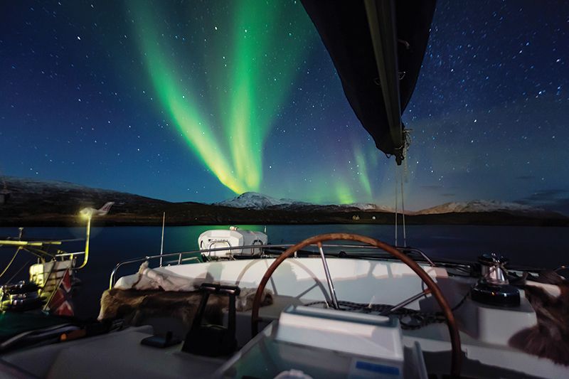 مشهد للشفق القطبي من فوق صفحة المياه في النرويج. 