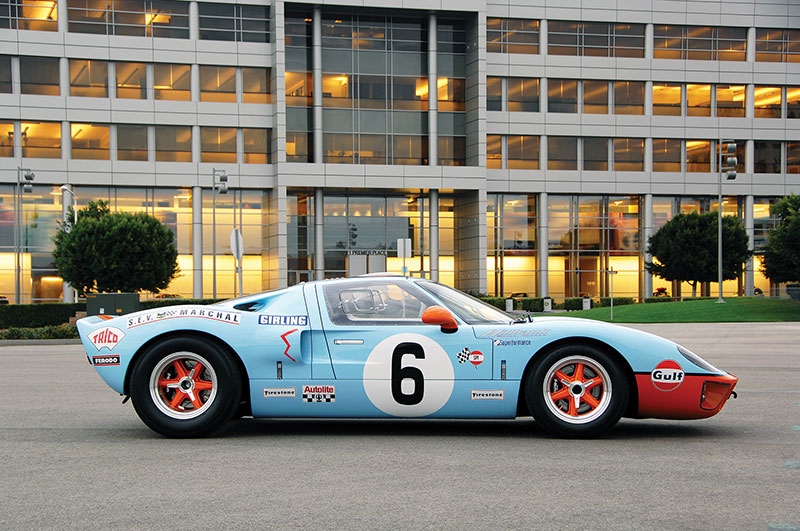 نموذج احتفالي من Superformance في الذكرى الخمسين لسيارة السباق GT 40 Mk I التي فازت ببطولة لومان سنة 1969. 