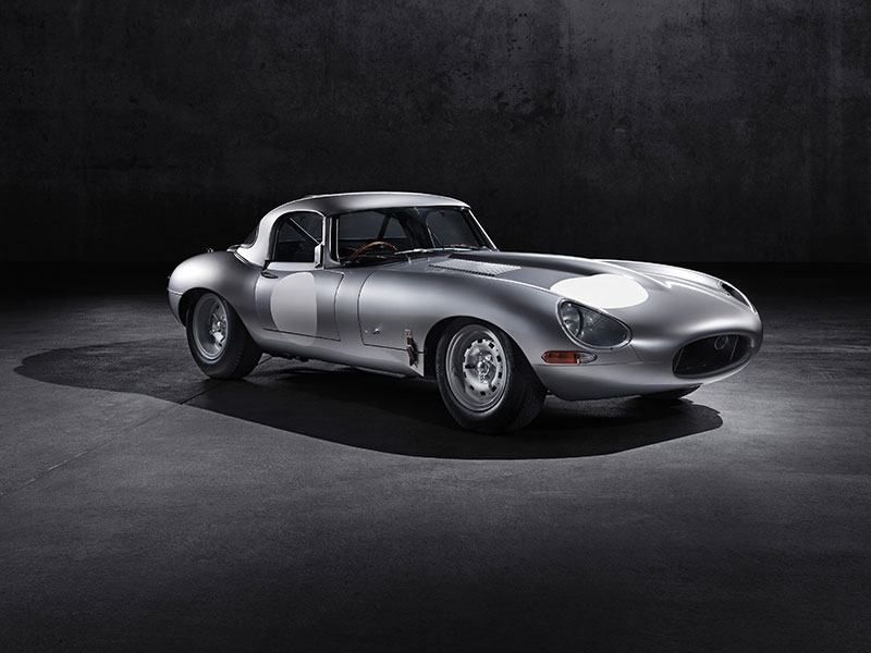 سيارة مستعادة من طراز E-type Jaguar Lightweight من جاغوار، تندرج ضمن سلسلة النماذج الستة الجديدة التي اكتمل بناؤها سنة 2016.  