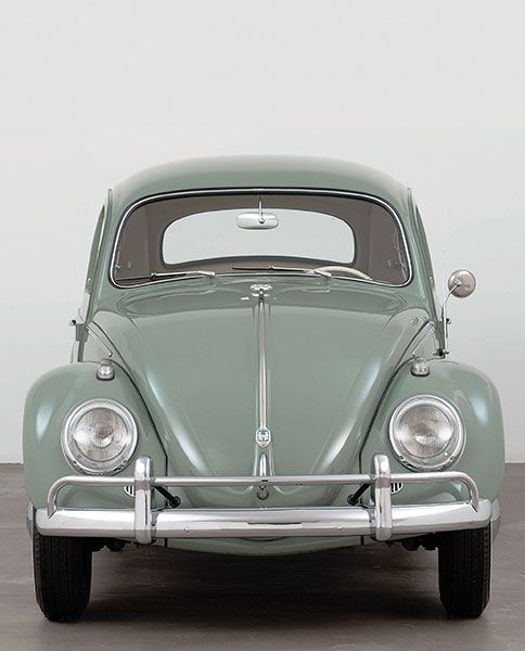 نموذج لعام 1959 من سيارة Volkswagen Type 1 Sedan، التي أبدعها المهندس فرديناند بورشه في عام 1938، التي ستعرض في متحف الفن الحديث في نيويورك