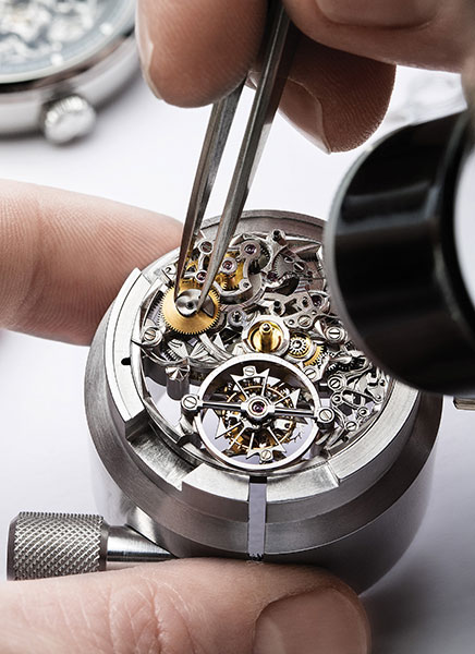 حرفي يجمع يدويا أجزاء المعيار الحركي 2260 في ساعة Openworked Tourbillon High-Jewelry التي تشكل واحدًا من ابتكارات Les Cabinotiers  ولكن من خارج ساعات La Musique du Temps.