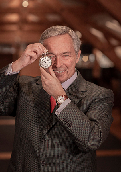 فيما يزين كارل - فريدريك معصمه بأول ساعة معصم طراز L. U. C، يستعرض أول ساعة جيب ابتكرها لويس - يوليس شوبارد.
