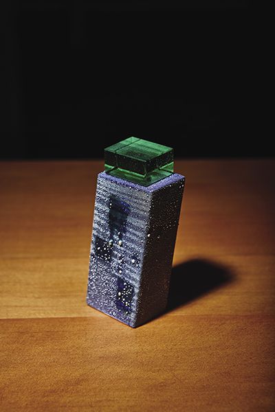 ‏A Small Leaning Form with Glass Cover، مجسم صغير مائل يعلوه غطاء زجاجي (من عام 2010) ابتكره الفنان كوندو تاكاهيرو الذي حفّزت أعماله اهتمام الثنائي هورفيتز بالخزف الياباني.