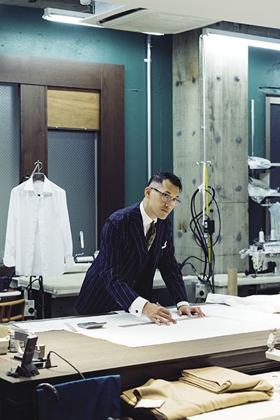 قصات مصقولة: يشكل محترف ماسانوري ياماغامي مقصدًا مفضلاً لدى رجال الأعمال في طوكيو إن كان مطلبهم قمصانا بيضاء مصممة حسب الطلب.