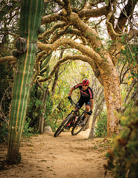 كثيرا ما يتدرب المتسابق جويل راميريز، دراج جبلي محلي محترف، على المسارات التي تتشعب في المزرعة. 