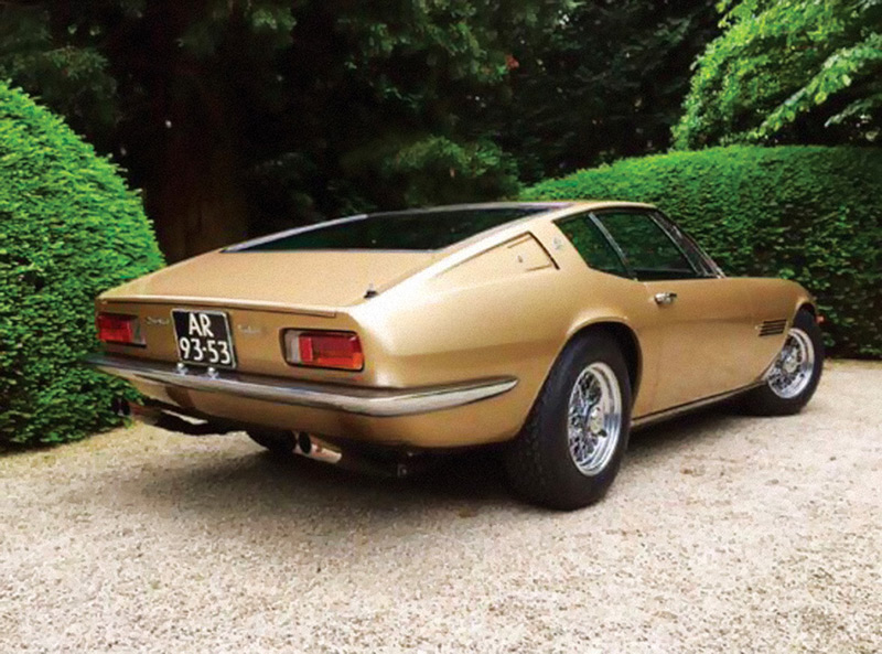 سيارة مازيراتي غيبلي باللون الذهبي لعام 1968. 