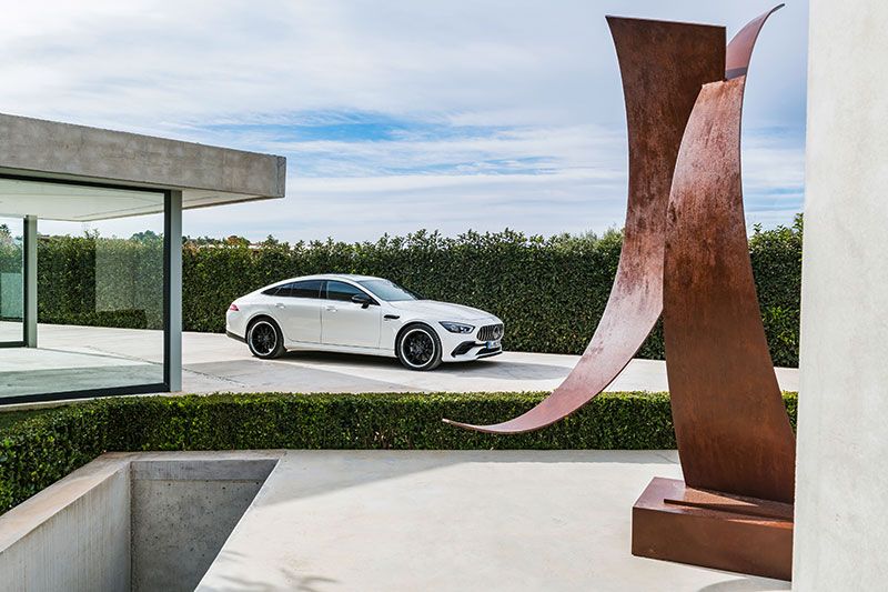 تجمع سيارة AMG GT كوبيه الجديدة ذات الأبواب الأربعة بين التصميم المتفرد والراحة القصوى.