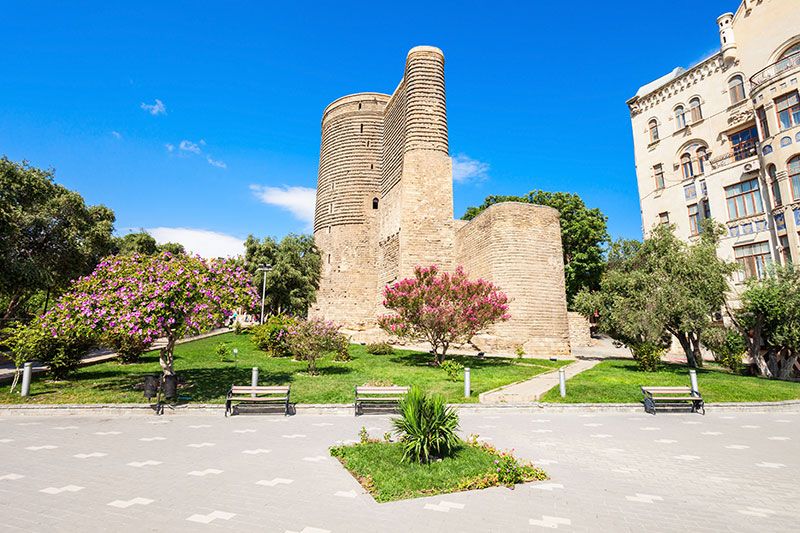 يعد برج العذراء أحد أشهر معالم المدينة القديمة، ويرجع تاريخه إلى القرن الثاني عشر.