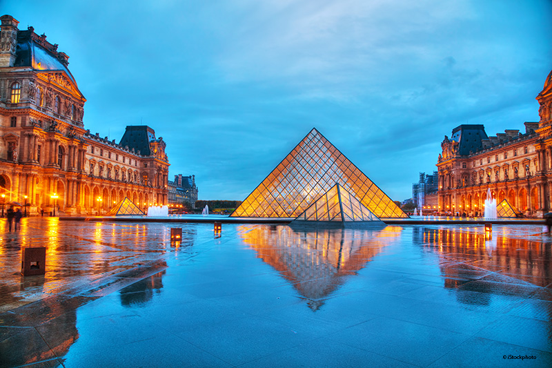 قلة من المؤسسات الفنية والثقافية في العالم تضاهي متحف اللوفر الباريسي، الزاخر بكنوز يقارب عددها 35 ألف عمل فني.