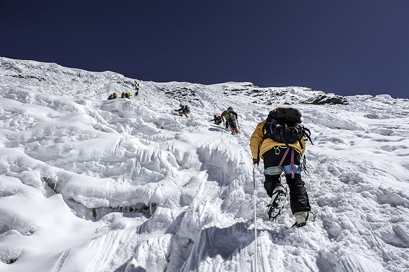 نوع آخر من الإنجاز خارج دائرة الأعمال الیومیة. متسلقون يشقون طريقهم عبر الجدار الجليدي إلى قمة آيلاند بيك على ارتفاع 6189  مترًا في منطقة جبال الهيمالايا بنيبال.