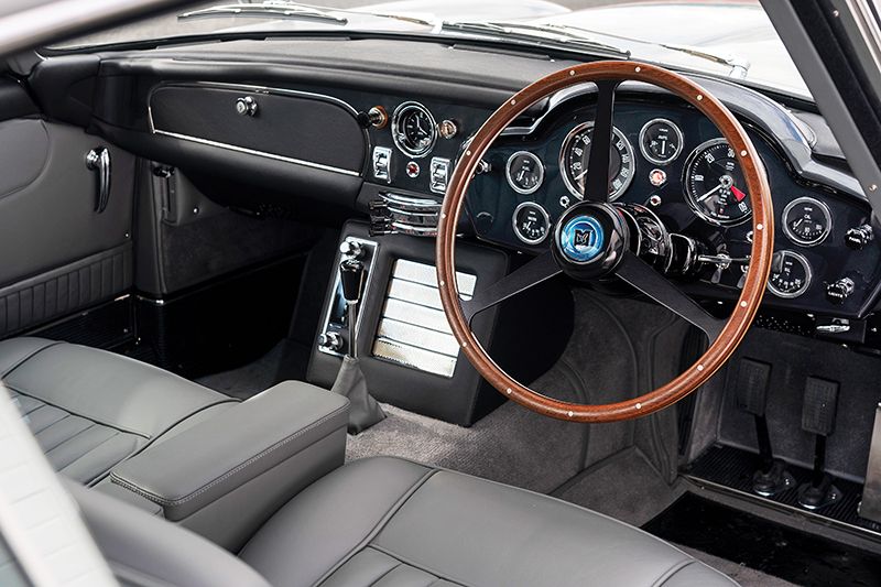 تضفي العدادات من طراز سميث وعجلة القيادة الخشبية مسحة أصالة على السيارة الجديدة من طراز DB5