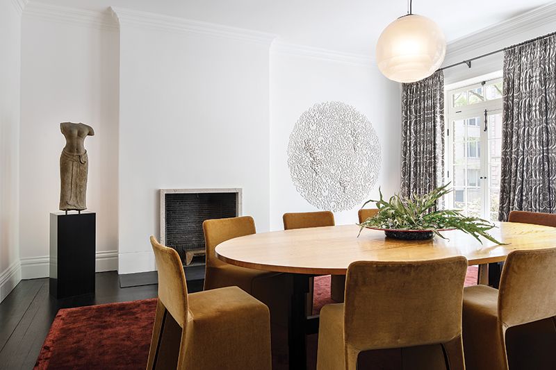 أبدع الفنان إدوارد فينيغان طاولة غرفة الطعام، تحوطها كراسي من تصميم باتريشيا أوركويولا. النحت النافر على الجدار من إبداع كارين وايزمان.