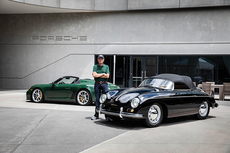 كارنيسيرو يتسلم سيارته من طراز 911 سبيدستر من مركز Porsche Experience Center في أتلانتا، ويظهر في الصورة نموذج من طراز 356.