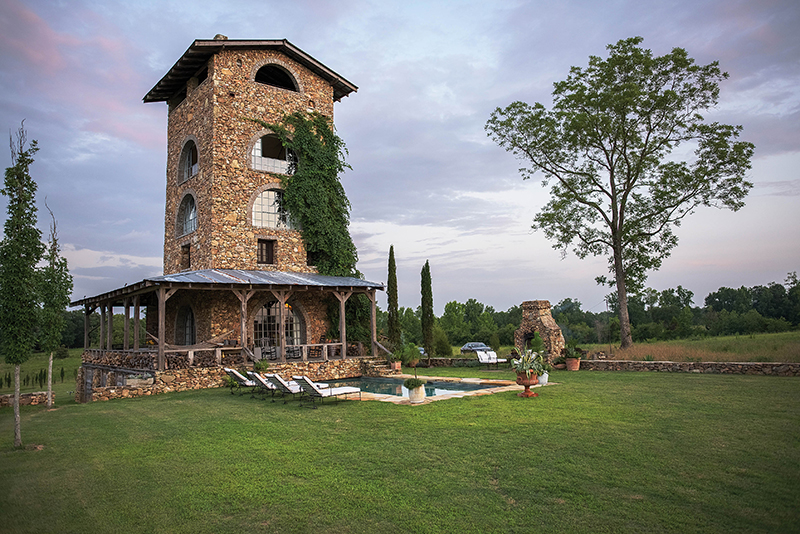 برج حجري يشمخ بارتفاع 60 قدما في مزرعة Towerhouse Farm بجورجيا.