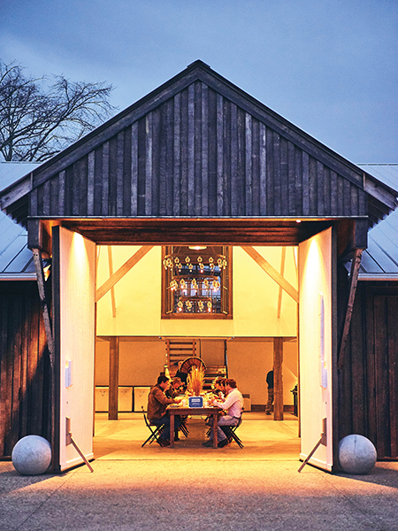 عشاء عائلي في حظيرة Granary في مزرعة Towerhouse Farm بجورجيا.