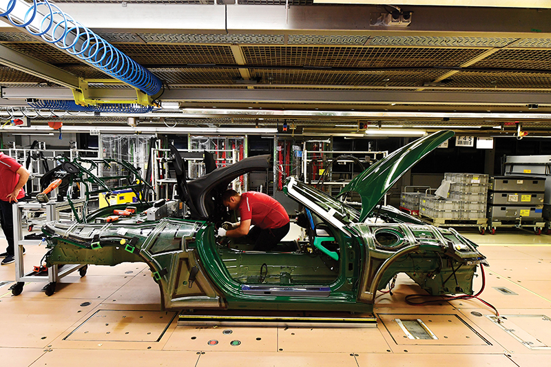 أحد موظفي المصنع في زافنهاوزن يعمل على مركبة جورج كارنيسيرو من طراز 911 سبيدستر.