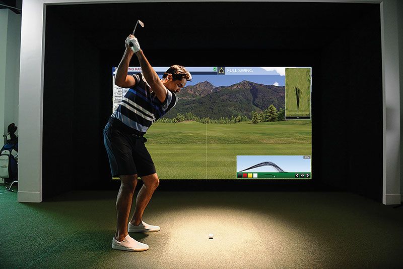 يمكنك من خلال نظام Full Swing ممارسة رياضة الغولف فوق أراضي عدد من الملاعب الأعلى تميزًا في العالم