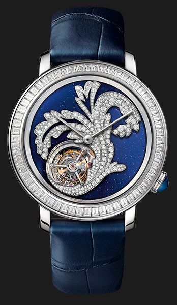 ساعة Feuilles d’Acanthe Tourbillon، صيغت في علبة من الذهب الأبيض رُصع قرصها بحجارة ألماسية مستطيلة القطع. أما الميناء، فمشغول من زجاج الأفنتورين ومزدان بزخارف تلتف مثل أوراق الأقنثة لتحتوي بوهجها الألماسي قفص آلية التوربيون