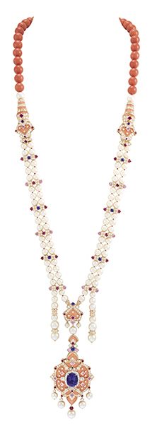 عقد Serapi Long Necklace المستوحى من زخارف السجاد الفارسي في حكاية «الريشات الثلاث» القابل للفصل إلى عقدين قصيرين، صيغ من الذهب الأبيض والوردي، ورُصِّع بمزيج من حبيبات الألماس والمرجان واللآلئ المستزرعة والياقوت الأحمر والأزرق والزهري. تألق العقد في قلادته التي يمكن فصلها واستخدامها مشبكا بحجر أزرق من ياقوت سريلانكا زنة 13.01 قيراط.