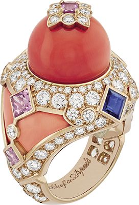 خاتم Serapi Ring، مشغول من الذهب الوردي ومرصع بالألماس والمرجان والحجارة الياقوتية.