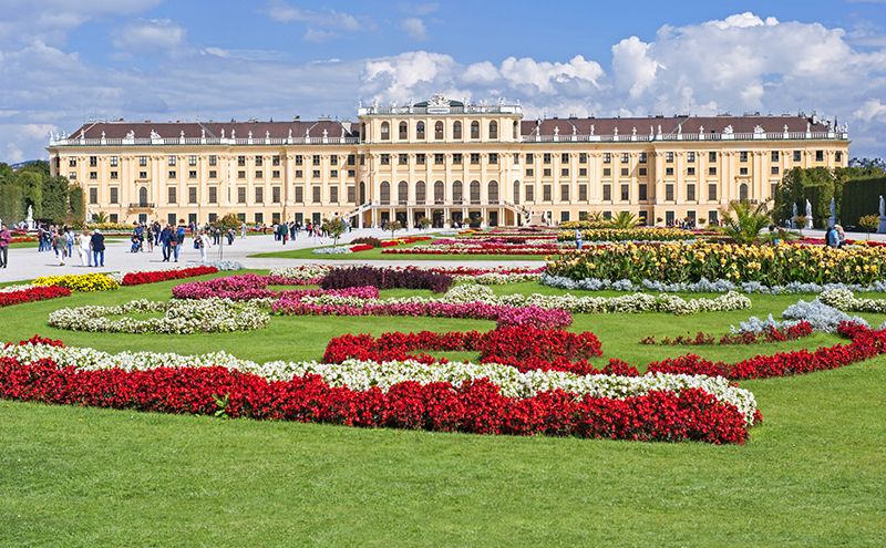 يغذ السياح الخطى لتحفة الباروك الأجمل في فيينا، مأخوذين بسحر الحدائق الغنّاء التي تطوق قصر شونبرون والتي تحوي أروقتها منحوتات رخامية رائعة الجمال.