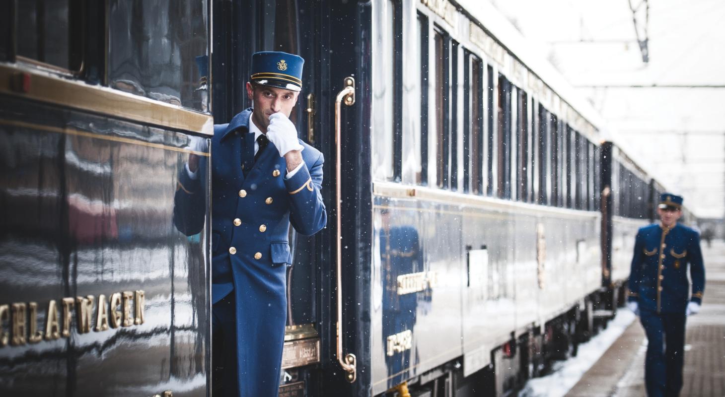 قطار Venice Simplon-Orient-Express على ما يبدو من الخارج بعد أن أخضع لمشروع تجديد كامل. قطار Venice Simplon-Orient-Express على ما يبدو من الخارج بعد أن أخضع لمشروع تجديد كامل.