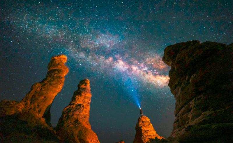 تجربة تأمل نجوم صحراء العُلا التي تغازل بضيائها التكوينات الصخرية في الغراميل