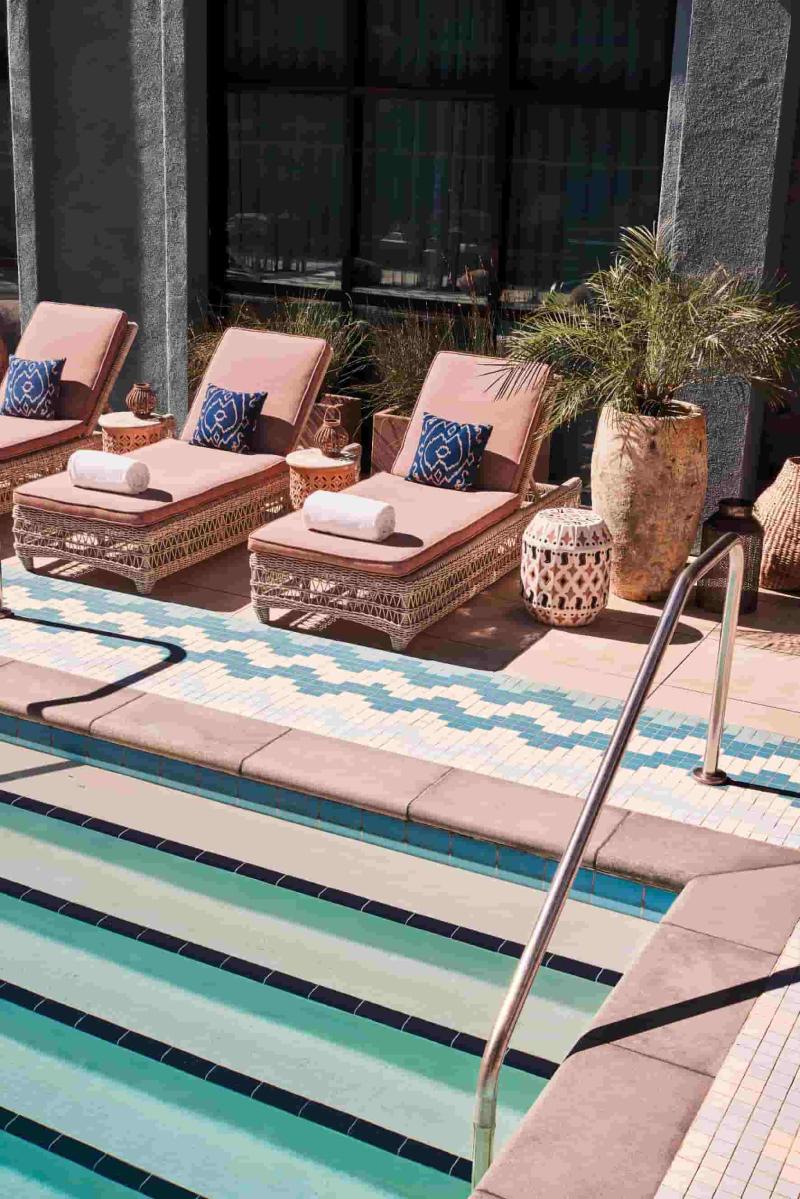 حوض السباحة في فندق أستر Aster Hotel بمدينة نيويورك.