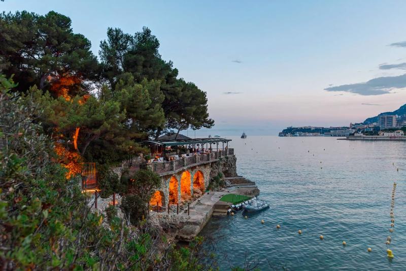 يحتكر مطعم La Vigie المتخصص في لحوم الشواء، والتابع لفندق مونتي – كارلو بيتش موقعًا متفردًا على مشارف البحر.   