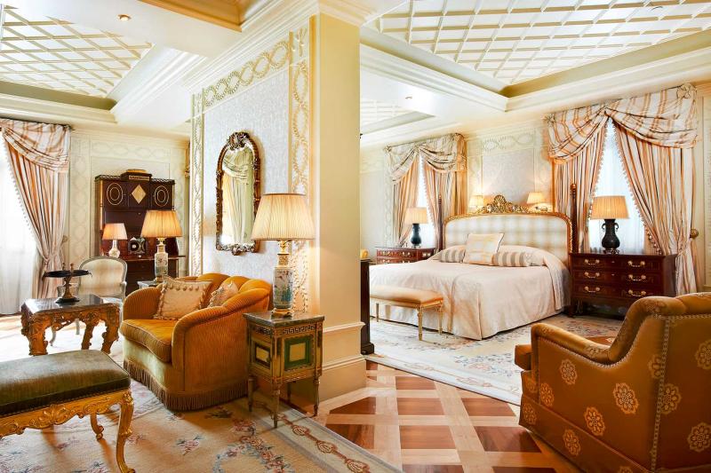 حجرة النوم في الجناح الملكي الوحيد من نوعه في أثينا والمشرف على الأكروبوليس. 