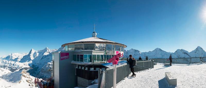 يقع مطعم Schilthorn Piz Gloria الدوّار على ارتفاع 2,970 مترًا فوق جبل شيلثورن متيحًا إطلالات أخاذة على 200 قمة جبلية. 