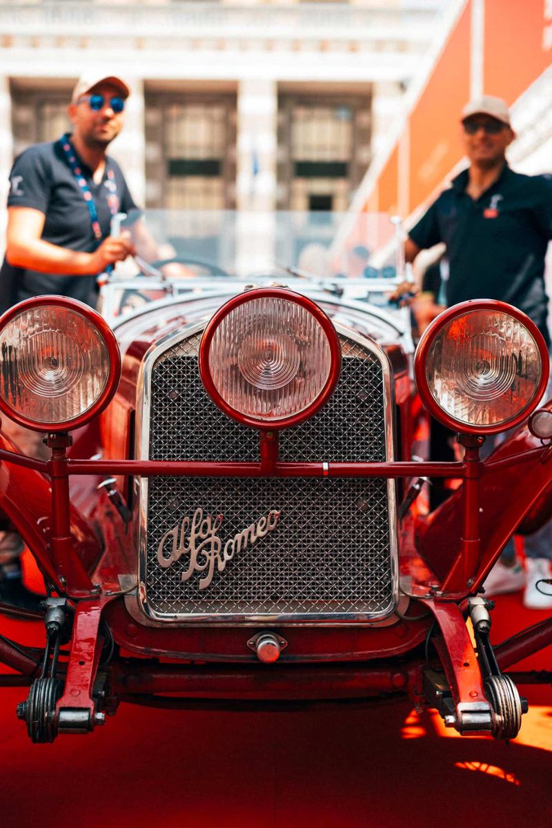 الفائزان في السباق أندريا فيسكو وفابيو سالفينيللي على متن سيارةAlfa Romeo 6C 1750 SS ZAGATO من عام 1929.