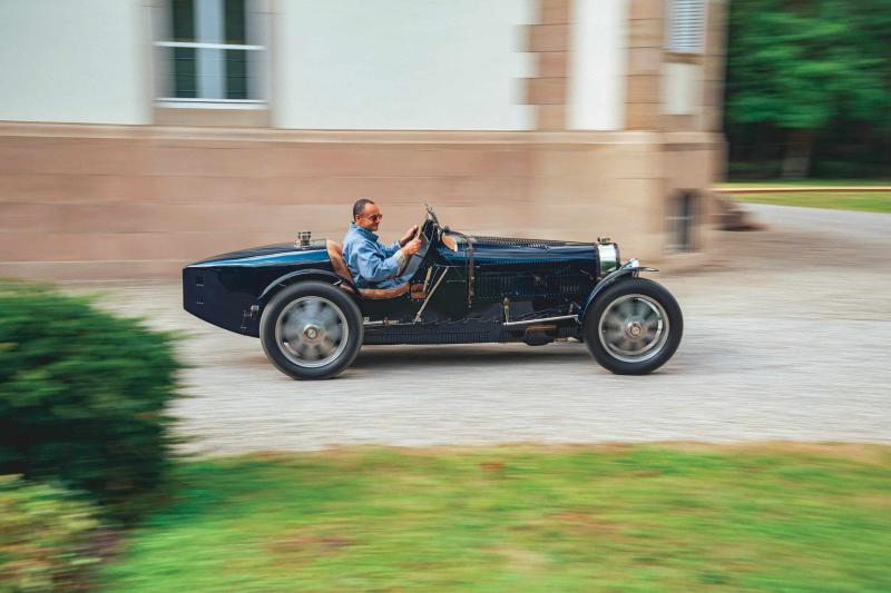 جولة فاخرة في الأرجاء على متن سيارة بوغاتي Type 51 من عام 1932 تثري هذه التجربة النادرة.