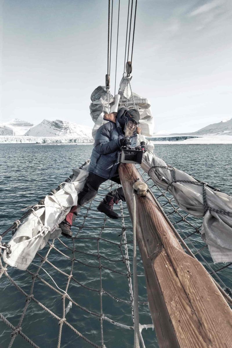 داني فيريرا على صاري المقدمة المائل لقارب Bør وهو يصور فيلمه الوثائقي Ice Dogs. 