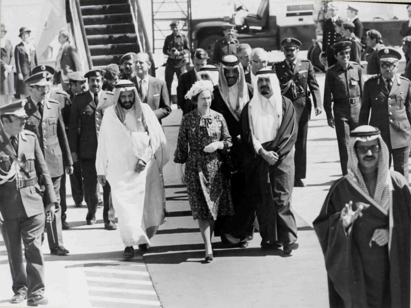 صورة تشمل هبوط الملكة وزوجها على متن طائرة كونكورد في مطار الرياض