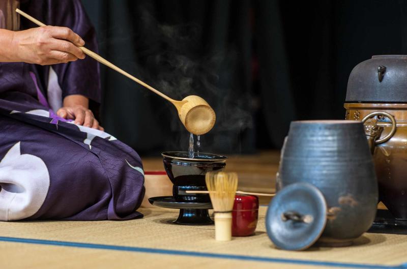 تتيح إحدى التجارب مدخلاً حصريًا إلى الثقافة في طوكيو لتعرّف طقوس تقديم الشاي اليابانية وعروض المسرح الكلاسيكي الياباني. 