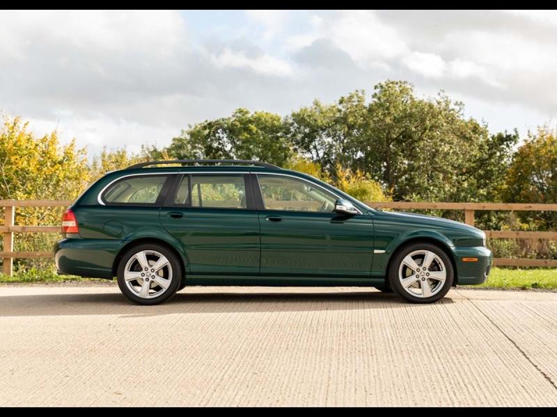 سيارة الملكة إليزابيث الثانية Jaguar X-Type Estate