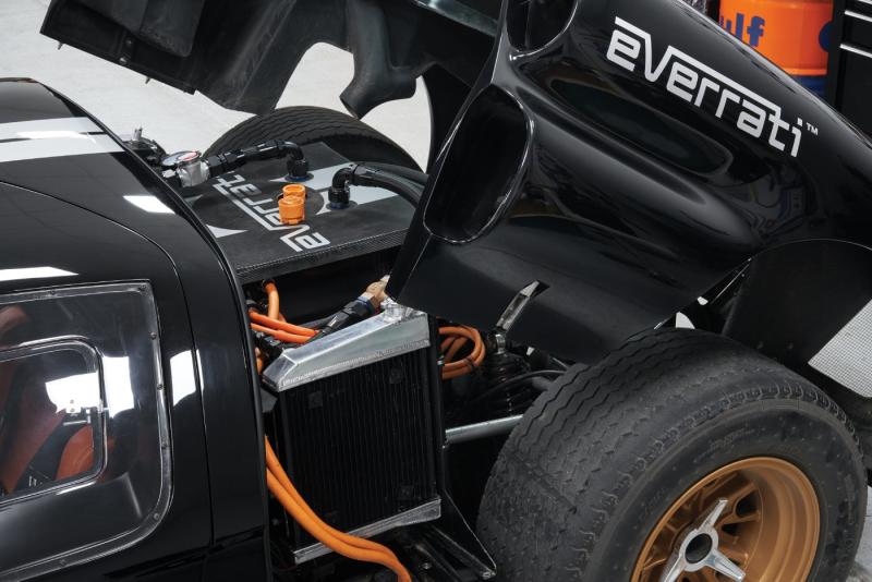 تخضع سيارة Superformance GT 40 الكهربائية من إيفيراتي للتعديلات النهائية قبل اختبارها على حلبة الشركة. 