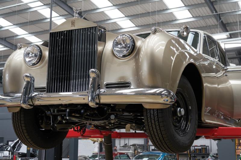نموذج من سيارة Rolls – Royce Silver Cloud من ستينيات القرن الفائت، ترجع ملكيته الأصلية إلى صوفيا لورين، يخضع لمشروع استعادة في محترفات لوناز.