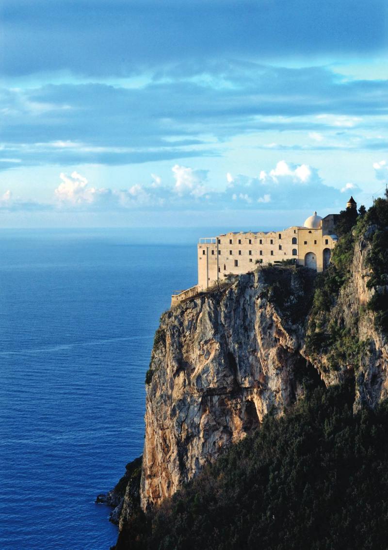 يجثم فندق Monastero Santa Rosa Hotel & Spa عند حافة جرف محتضنًا 20 غرفة وجناحًا تطل كلها على البحر. 